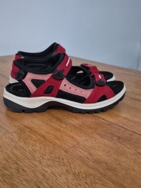 ECCO Offroad Women's Yucatan Nubuck Sandals Red EUC EU40